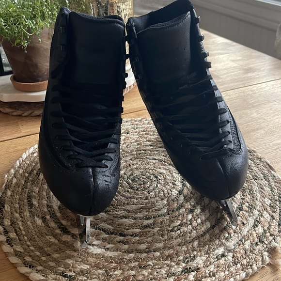 Edea size 235 with 8.74 Pattern 99 blade - Picture 3 of 3